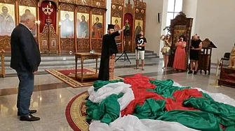 Само година след поставянето му пилонът с най високото знаме в