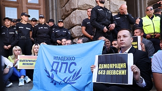 Малко преди 15 ч на извънредно заседание Централната избирателна комисия