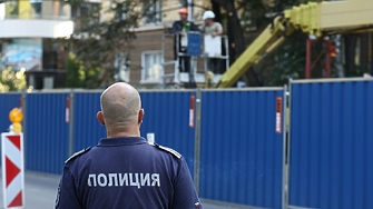 Под полицейска охрана започна рязането на 39 дървета по столичната