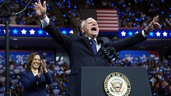 Няколко автомобила в един от които е пътувал андидатът за