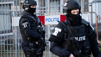 Данните за контакт на целия личен състав на нидерландска полиция