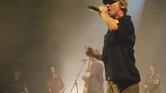 След 17 години без издаден албум френско испанският певец Ману Чао се завръща