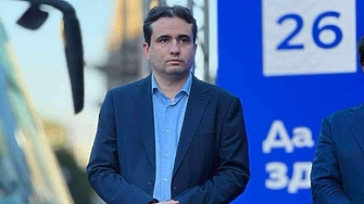 Говори тихо и изглежда невъзмутим противно на младежкия си вид