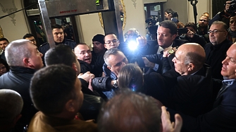 Тази вечер сега трябваше да съм на спектакъл в Народния