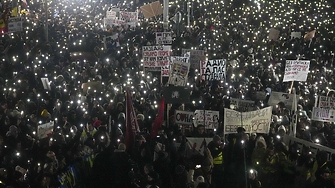 Десетки хиляди антиправителствени демонстранти се събраха снощи в Белград пред