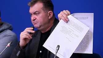 Списъци на разплатени милиони срещу имена на митничари куп документи касаещи