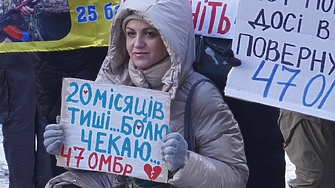 Всяка неделя площадите на Украйна се изпълват с гласове с