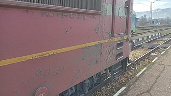 Локомотив е ударил композицията на пътнически влак на гара Карнобат