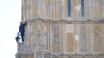 Мъж се изкачи тази сутрин на известната часовникова кула Биг