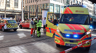 Автомобил се е врязал в множество хора в центъра на