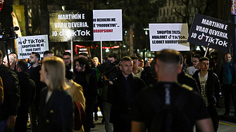 14 годишният Мартин Б стои на тротоара пред офиса на премиера на