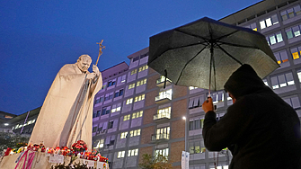 Папа Франциск който вече 17 дни се бори с двустранна