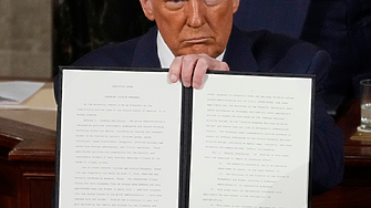 След Доналд Тръмп получи първи удар от свои