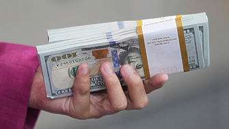 Светът продължава ускореното разпродаване на американски държавен дълг най вече