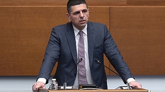 От парламентарната група на Продължаваме промяната Демократична България ПП ДБ поискаха с