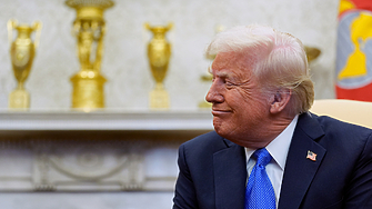 Американската филмова индустрия УМИРА от много бърза смърт обяви Тръмп