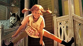 Една вечер едно болно малко момиченце лежи в леглото и