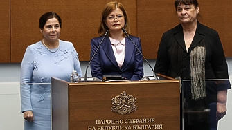 Докато Конституционния съд разсъждава по това дали не трябва да