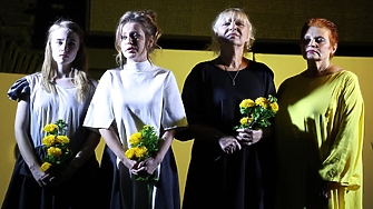 Анна Гин е журналистка и писателка живее в украинския град Харкив