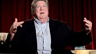 Джордж Уент известен с ролята на симпатичния обичащ бирата редовен