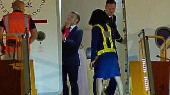 Кадри на които френският президент Еманюел Макрон получи рязко бутане