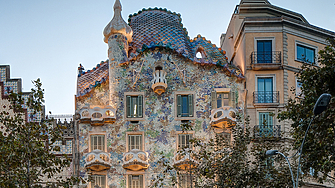 Фасадата и задният двор на Casa Batlló в Барселона една от