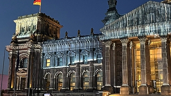 Точно 30 години след зрелищното опаковане на берлинския Райхстаг произведението