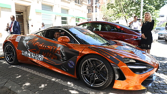Луксозни автомобили Ferrari и McLaren облепени със стикери срещу Бойко