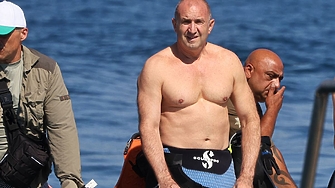 Втора поредна година президентът Румен Радев се разсъблече публично преди