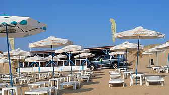 Джип се движи с висока скорост по дюните на Северния