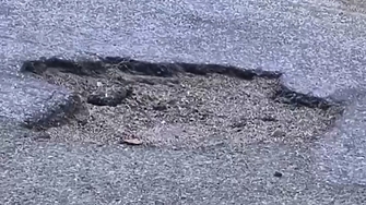 Пътна полиция е глобила шофьорка спукала гума заради дълбока дупка