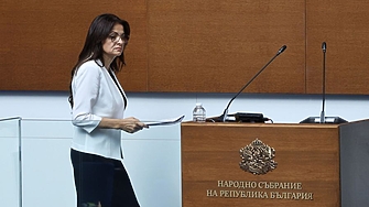 Депутатката от ГЕРБ Росица Кирова се залива в смях от