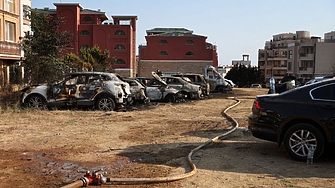 22 леки автомобила са напълно изгорели при възникнал по рано днес