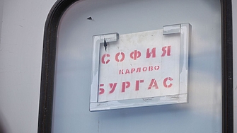 В много тежко критично състояние е 20 годишното момиче скочило от