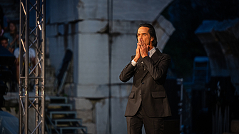 Ник Кейв чиято артистична кариера продължава повече от половин век изнесе