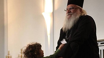 Тази сутрин в Нови хан е починал отец Иван който