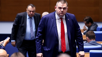 Делян Пеевски разпореди Борисов да нареди на премиера да приключи