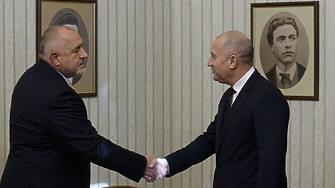 Денят започна с поредната престрелка между Борисов и Радев Първо лидерът