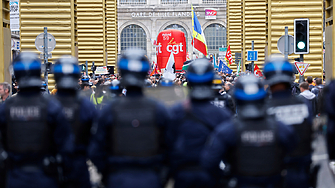 Стотици хиляди хора излязоха по улиците на Франция вчера по