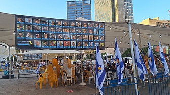 Площадът на заложниците в Тел Авив На поставено пиано свири мъж Пианото