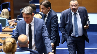 Едва около 40 минути продължи днешното заседание на парламента след