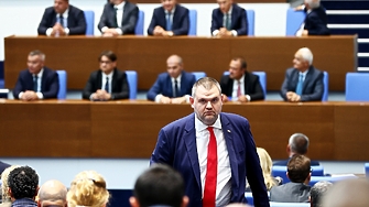 Истинският премиер на България Пеевски заяви че се обажда на