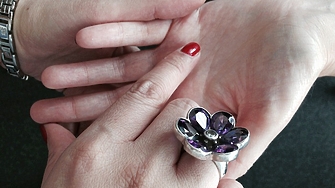 Жена представяща се за гадателка и майсторка по фън шуй