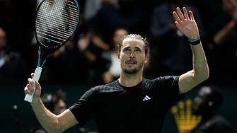 Действащият шампион Александър Зверев отрази две разигравания за мача и