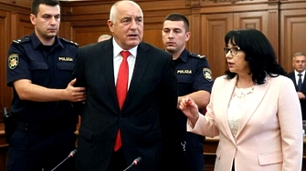 Опростила ли е финансовата министърка Теменужка Петкова дълг от над