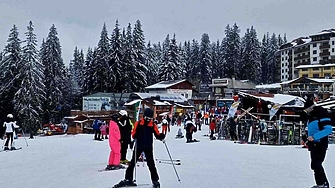 Десет сантиметра е натрупаната снежна покривка в Пампорово съобщиха за