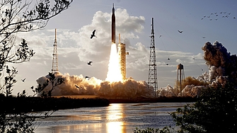 Четирима космонавти на борда на космическия кораб Орион на NASA излетяха