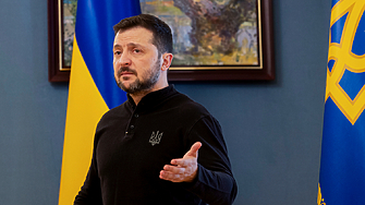 Украинският президент Володимир Зеленски гледа на приемането на страната му