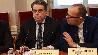 Асен Василев собственоръчно раздели Продължаваме промяната и Демократична България въпреки