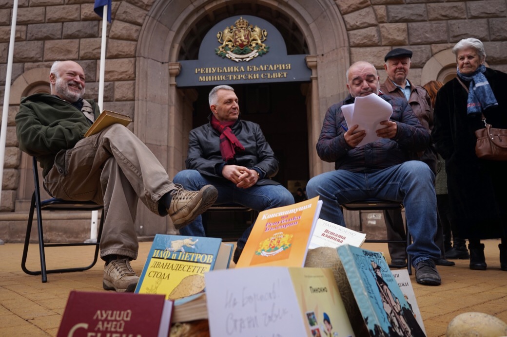 Велислав Минеков, Николай Хаджигенов, Арман Бабикян (отляво надясно) почетоха книги пред сградата на Министерски съвет. Снимка: Веселин Боришев